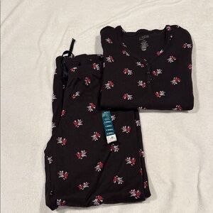 Women Croft & Barrow Black Top with Red Floral Pattern pajamas